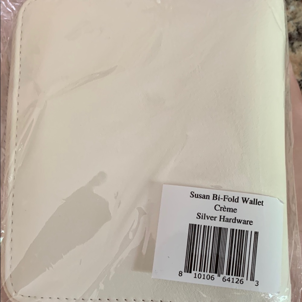 Glass Ladder & Co Susan Creme Bi-fold Wallet w RFID coating! NWT! - Picture 3 of 8